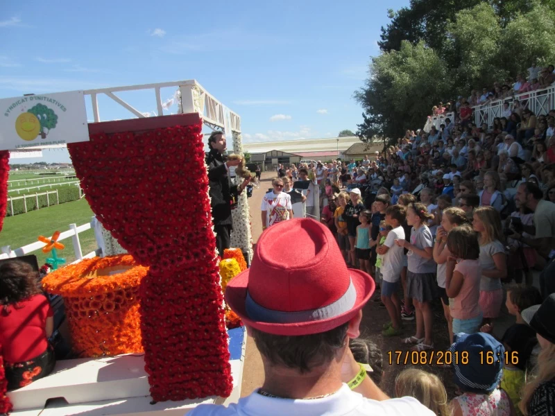 Les enfants fêtent les fleurs _1