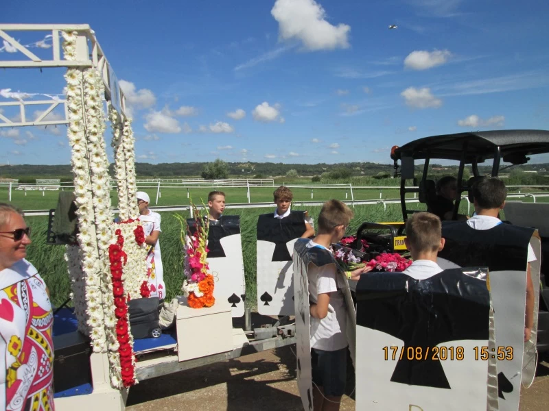 Les enfants fêtent les fleurs _4