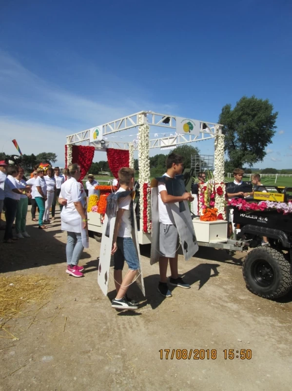 Les enfants fêtent les fleurs _9