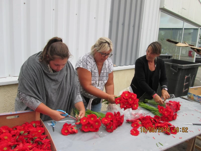 Les enfants fêtent les fleurs (préparation du char)_10