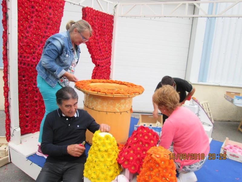 Les enfants fêtent les fleurs (préparation du char)_1