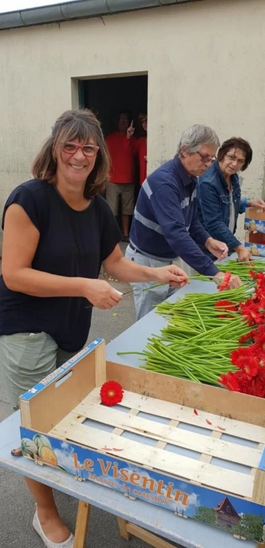 Les enfants fêtent les fleurs (préparation du char)_2