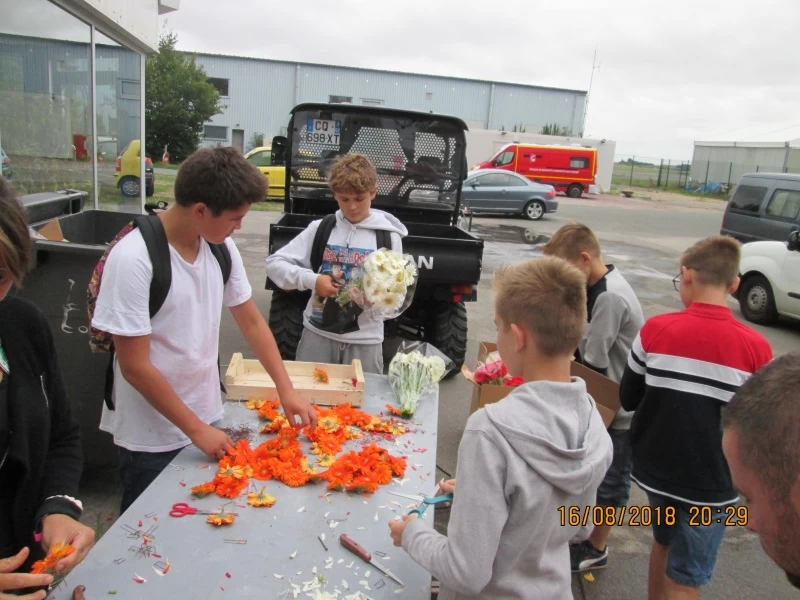Les enfants fêtent les fleurs (préparation du char)_2