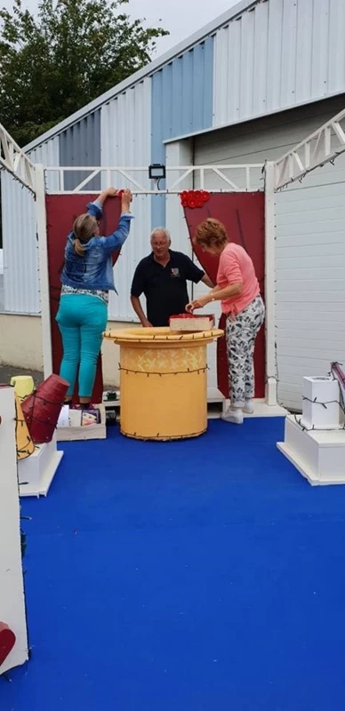 Les enfants fêtent les fleurs (préparation du char)_3