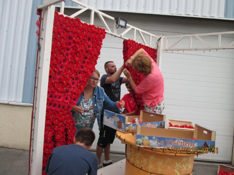 Les enfants fêtent les fleurs (préparation du char)_4