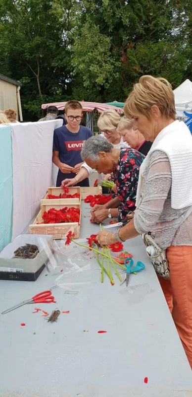 Les enfants fêtent les fleurs (préparation du char)_5
