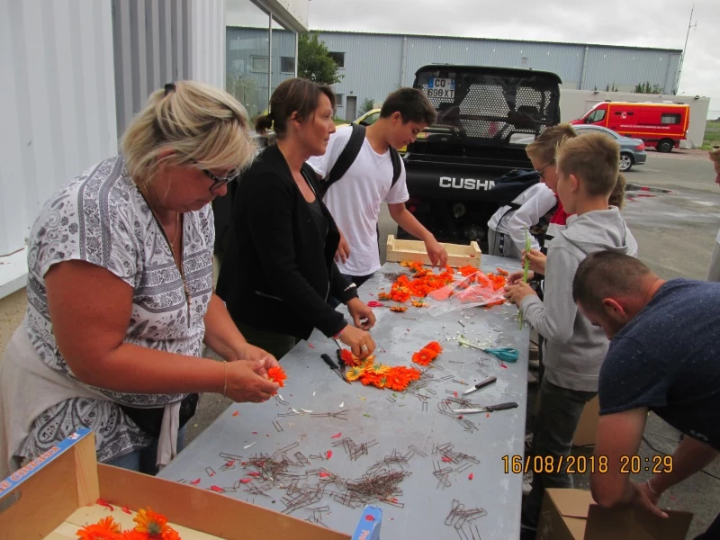 Les enfants fêtent les fleurs (préparation du char)_5