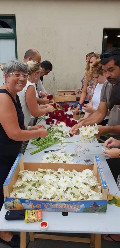 Les enfants fêtent les fleurs (préparation du char)_7