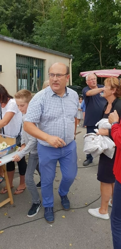 Les enfants fêtent les fleurs (préparation du char)_9